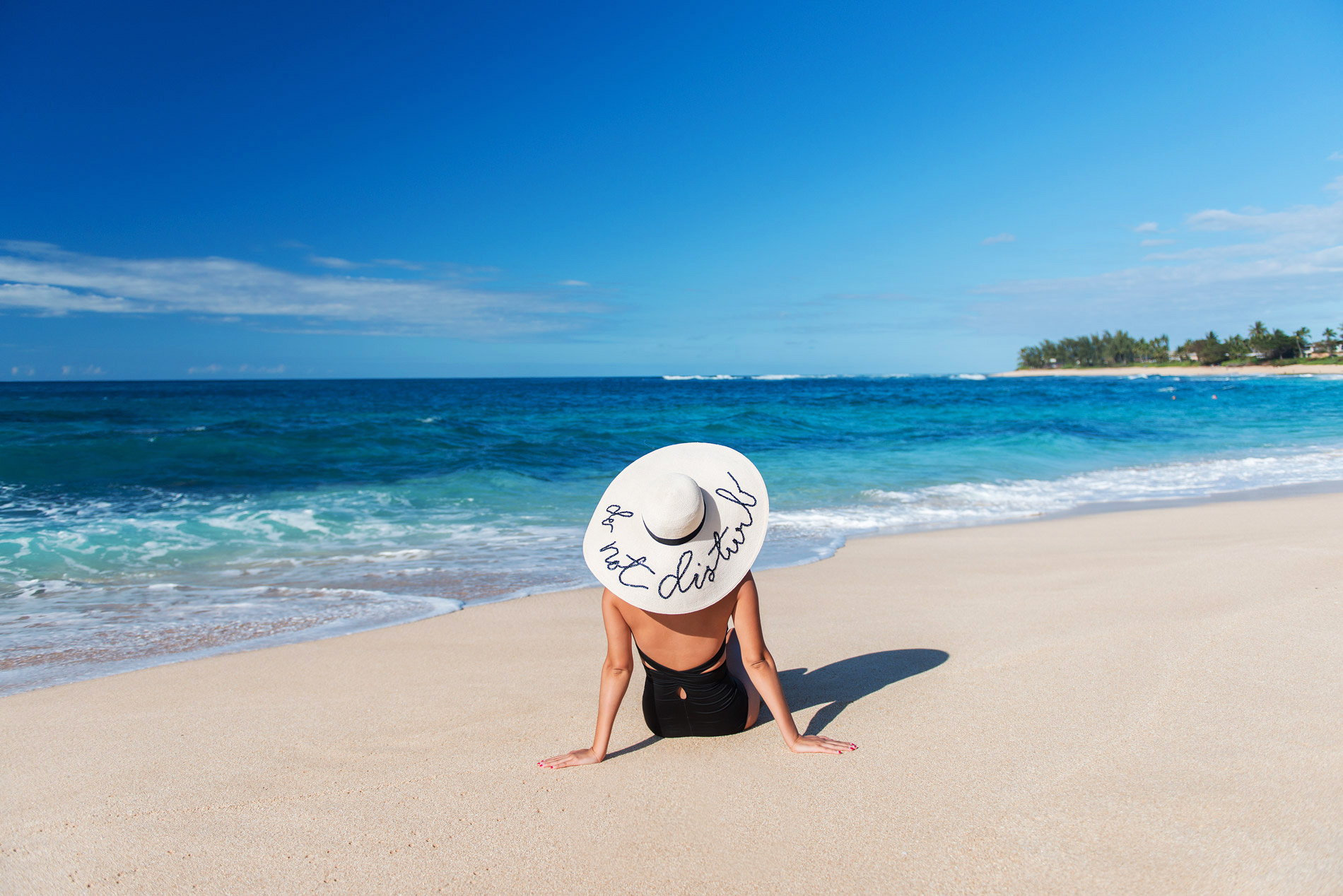 Шляпа на пляже. Девушка в шляпе на пляже. Шляпа для пляжа. Левушка в шояпе на пляже. Шляпа на море.