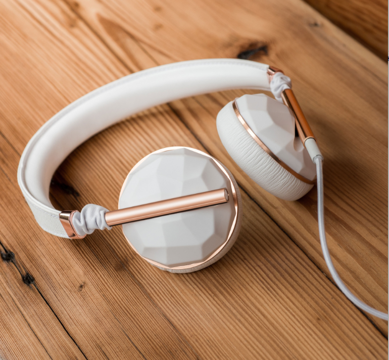 2-dina-fierro-tech-gift-guide-2014-habituallychic-headphones