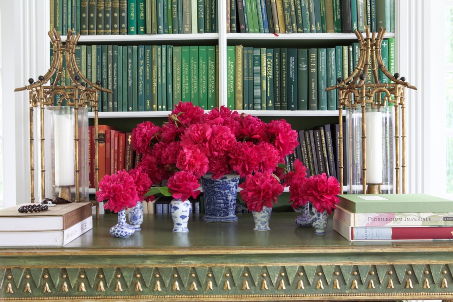 carolyne-roehm-at-home-in-the-garden-book-peonies-habituallychic-001