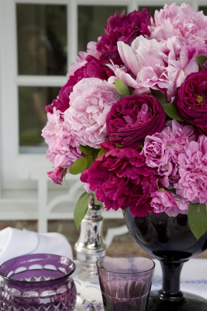 carolyne-roehm-at-home-in-the-garden-book-peonies-habituallychic-005